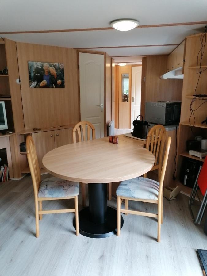 Chalet 4-6 Personen Epe F15 Van Alle Gemakken Voorzien Max Aantal Volwassen Personen Bedraagt 4 Bagian luar foto